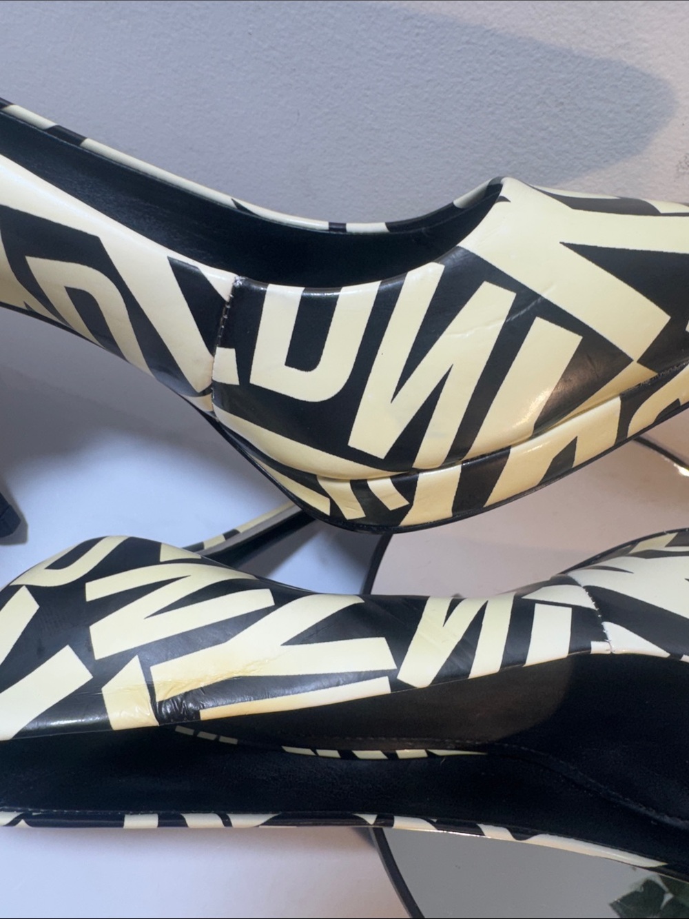 DKNY Lexi Logo Black and Cream Graphic Pointed-Toe Pumps - Size 8 - Picture 15 of 16